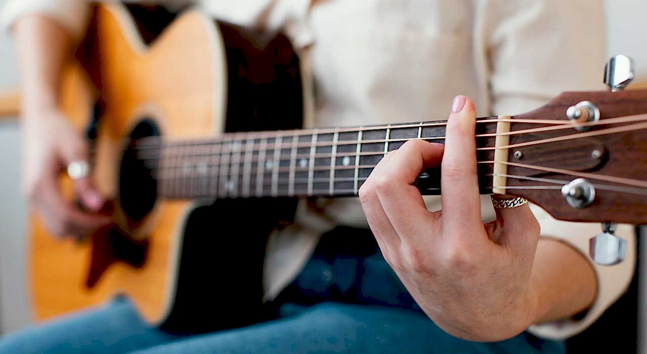 https://griquenon.com/wp-content/uploads/2022/02/gitar-calmanin-faydalari.jpg