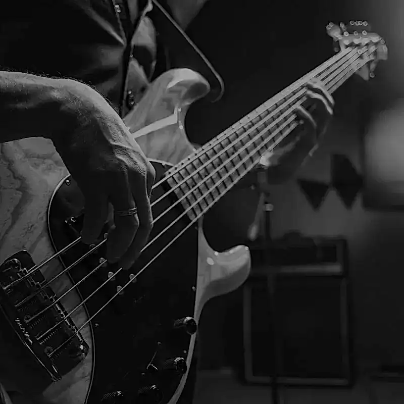 https://griquenon.com/wp-content/uploads/2022/03/bas_gitar_background.webp
